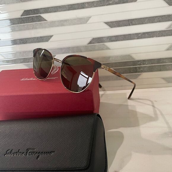 NIB SALVATORE FERRAGAMO SF2201S-723-53 Ladies Sunglasses - Picture 2 of 9